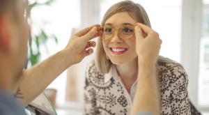 عینک و تنبلی چشم در بزرگسالان