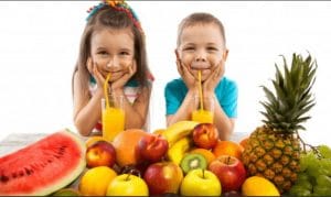 میوه خوردن کودکان