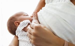 نوزاد و شیر مادر
