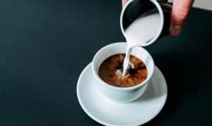 نوشیدن قهوه با خامه