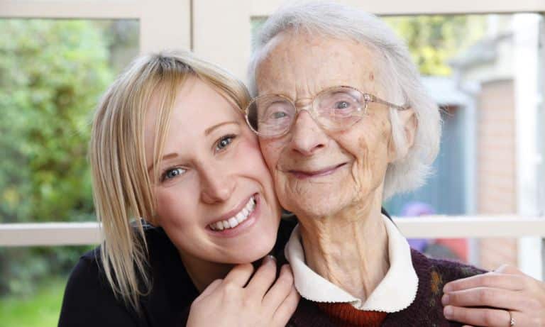 پرستاری از سالمند در منزل بهتر است یا خانه سالمندان