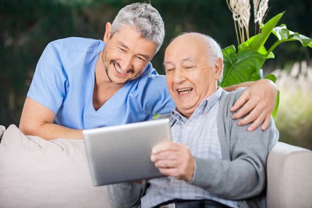 پرستاری از سالمند در منزل بهتر است یا خانه سالمندان