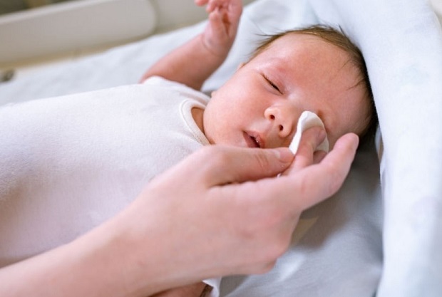 تاثیر شیر مادر برای عفونت چشم نوزاد