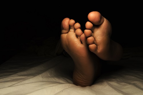 علت گرفتگی عضلات پا در خواب چیست؟