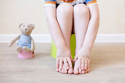 کدام علائم همراه با درد پای کودک بروز می کند؟